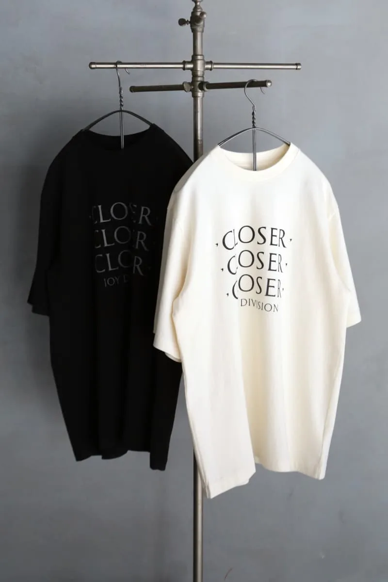 blurhmsrootstock-rend-hommage-a-joy-division-avec-des-t-shirts-graphiques/carousel-3.jpg
