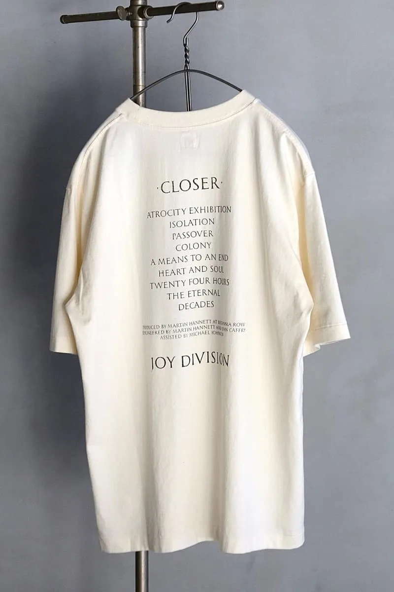 blurhmsrootstock-rend-hommage-a-joy-division-avec-des-t-shirts-graphiques/carousel-4.jpg