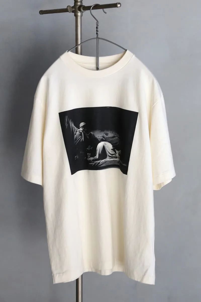blurhmsrootstock-rend-hommage-a-joy-division-avec-des-t-shirts-graphiques/carousel-5.jpg