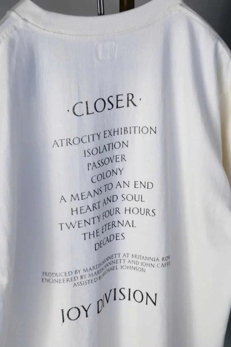 blurhmsrootstock-rend-hommage-a-joy-division-avec-des-t-shirts-graphiques/carousel-6.jpg