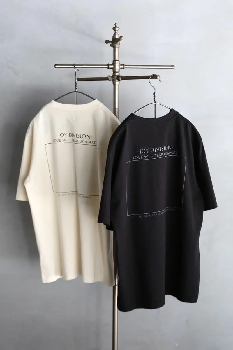 blurhmsrootstock-rend-hommage-a-joy-division-avec-des-t-shirts-graphiques/carousel-7.jpg