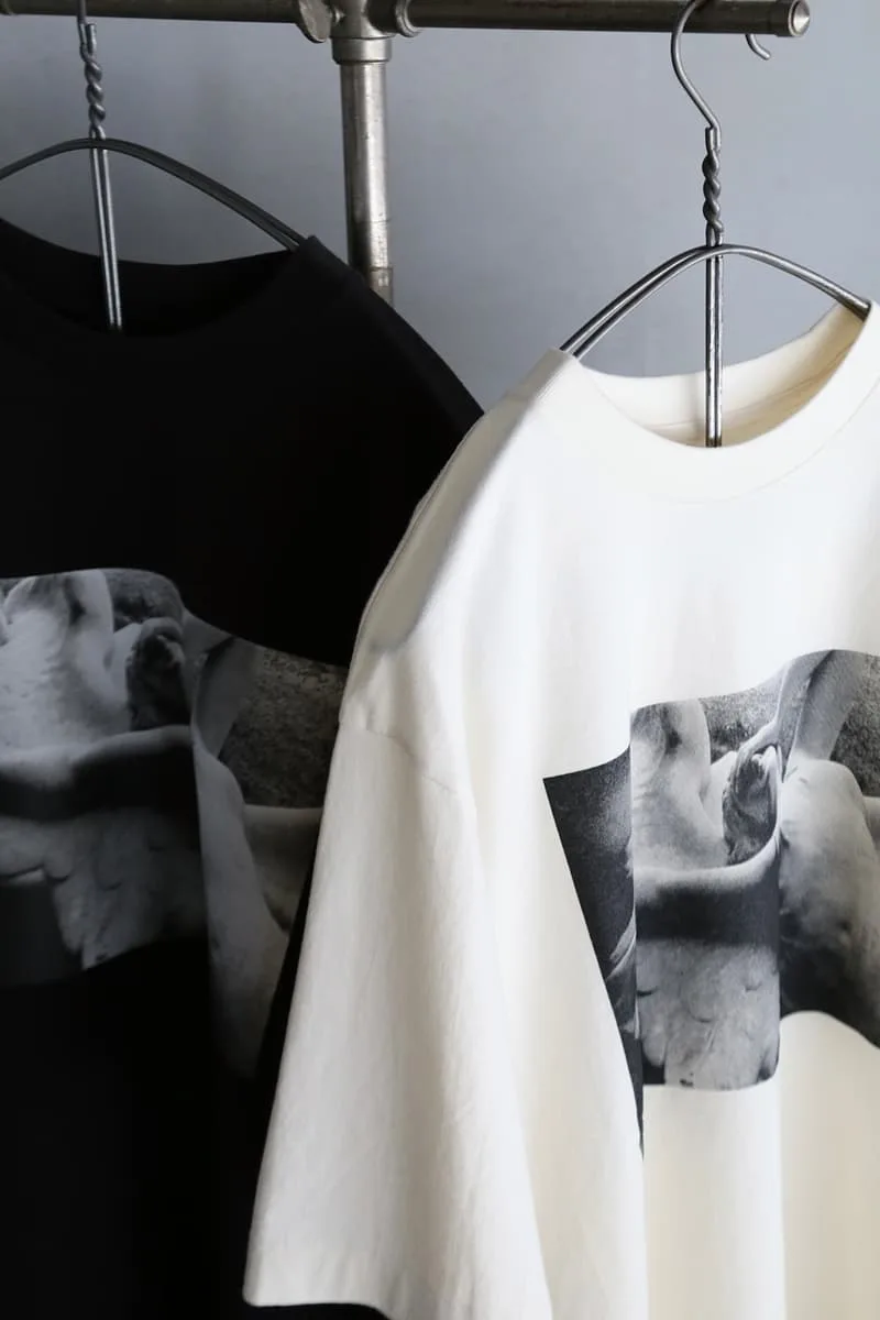 blurhmsrootstock-rend-hommage-a-joy-division-avec-des-t-shirts-graphiques/carousel-8.jpg