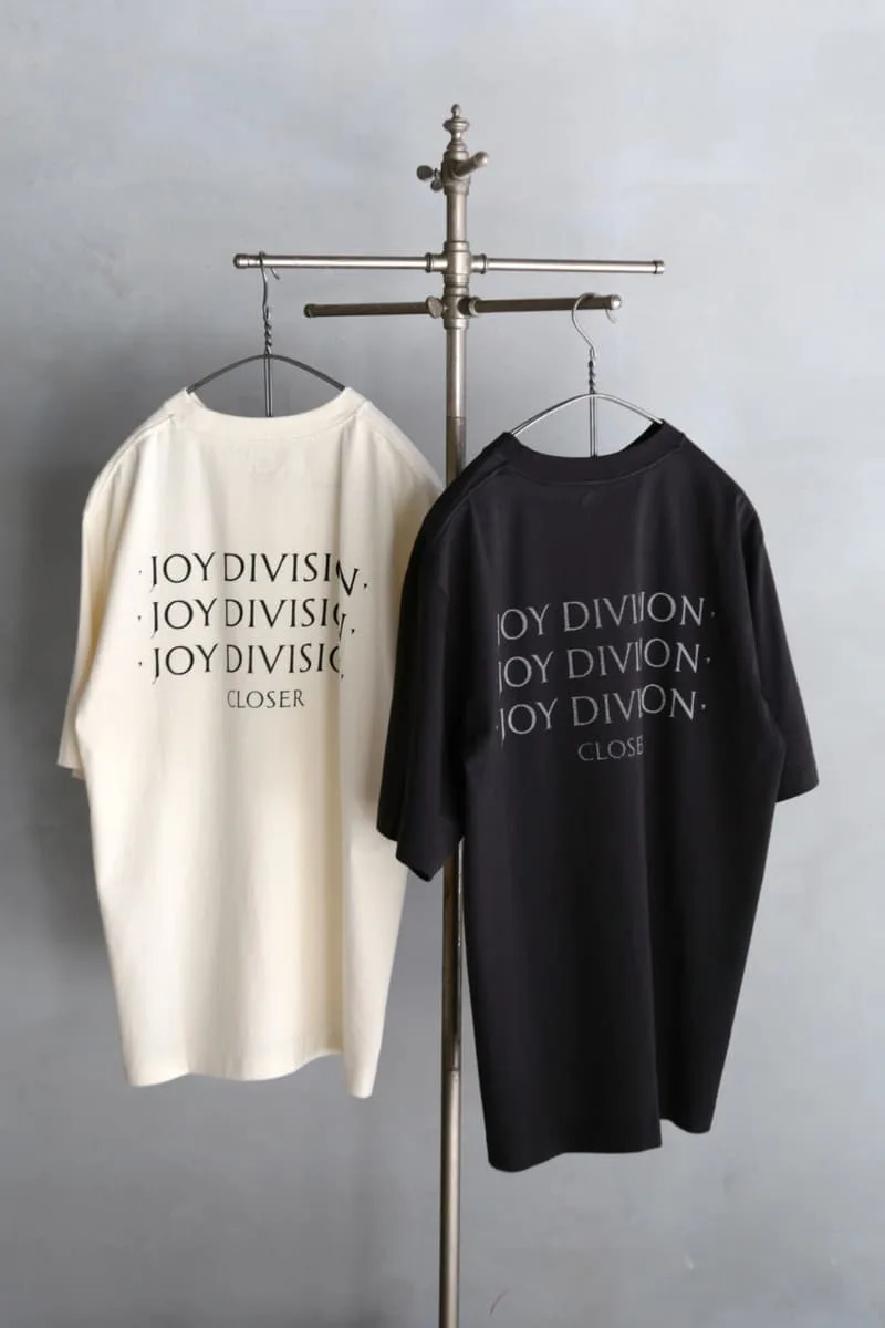 Deux t-shirts 'Joy Division' sur un portant.