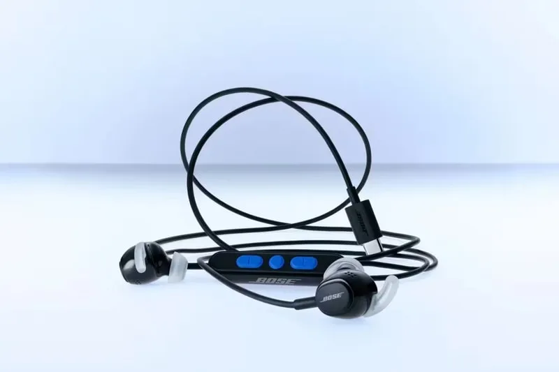 Écouteurs Bose noirs avec câble et boutons de commande.
