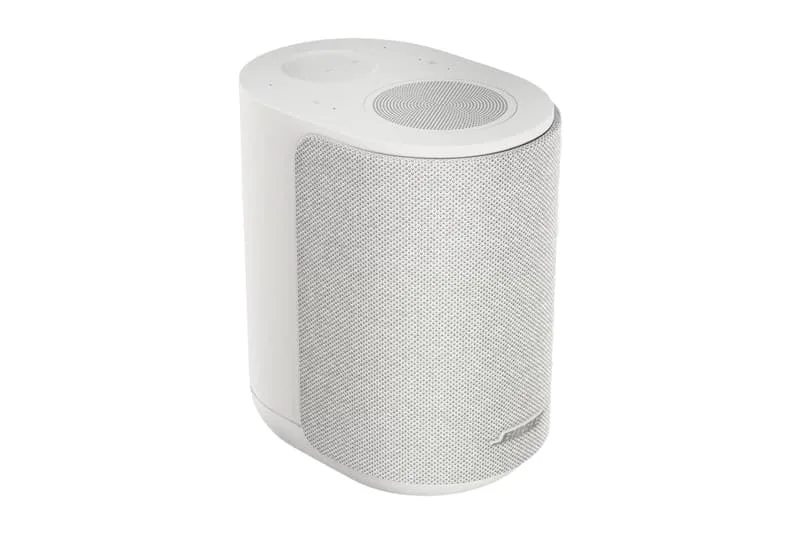 Haut-parleur blanc élégant au design moderne avec grille en maille et commandes supérieures.