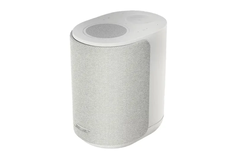 Haut-parleur blanc moderne sur fond blanc.