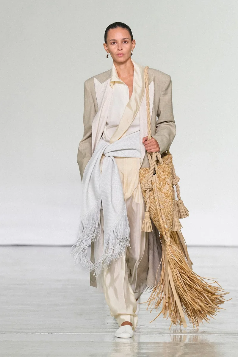 bottega-veneta-ss27-la-legerete-pour-lete/carousel-4.jpg