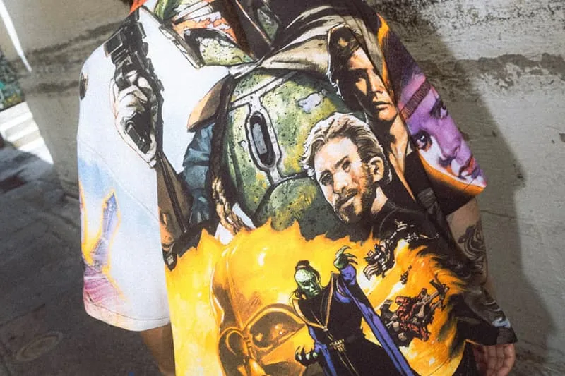 Homme portant une chemise avec des personnages de science-fiction.