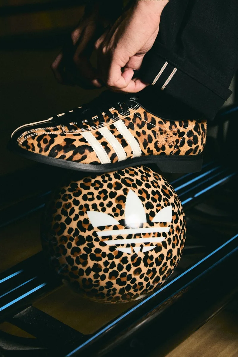 Chaussure léopard Adidas avec un ballon de bowling assorti.
