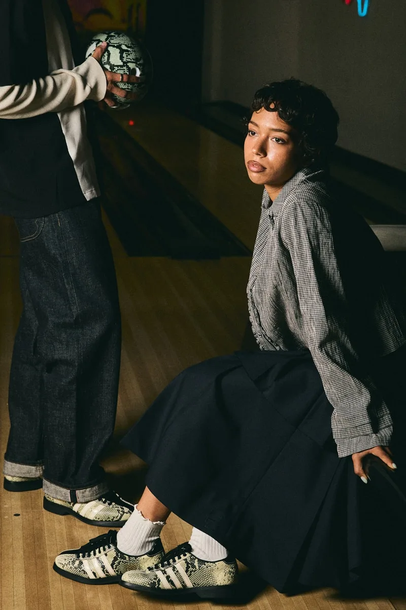 Deux personnes dans une salle de bowling, style rétro.