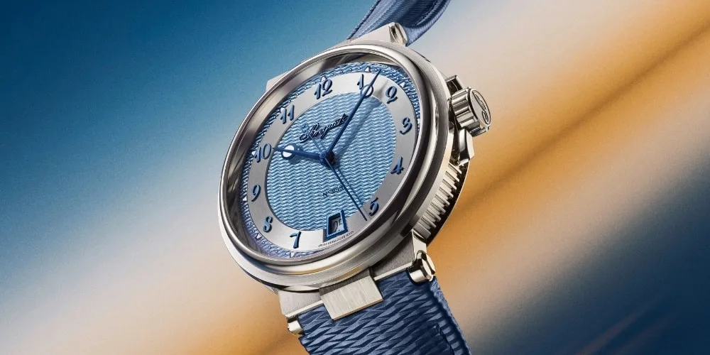 Montre élégante avec cadran bleu et chiffres arabes, bracelet texturé bleu.