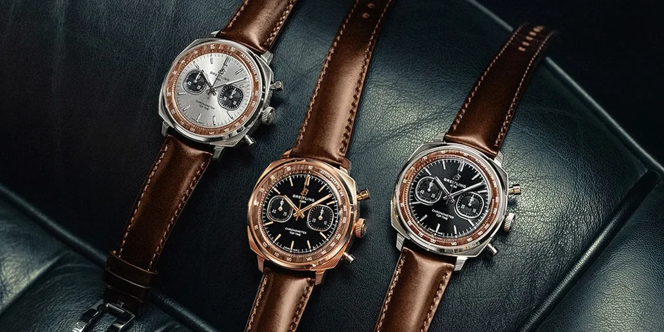 Trois montres-bracelets en cuir marron sur surface noire