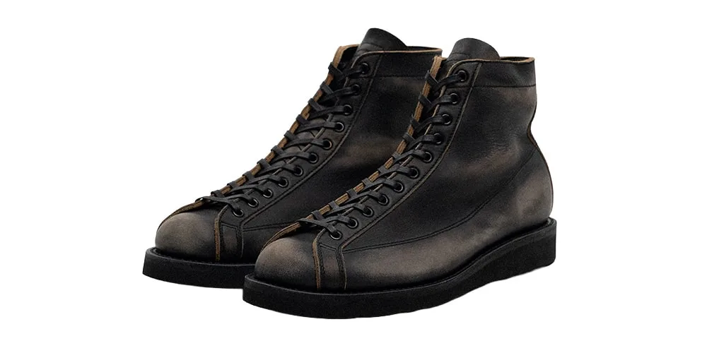 Paire de bottes noires en cuir design moderne