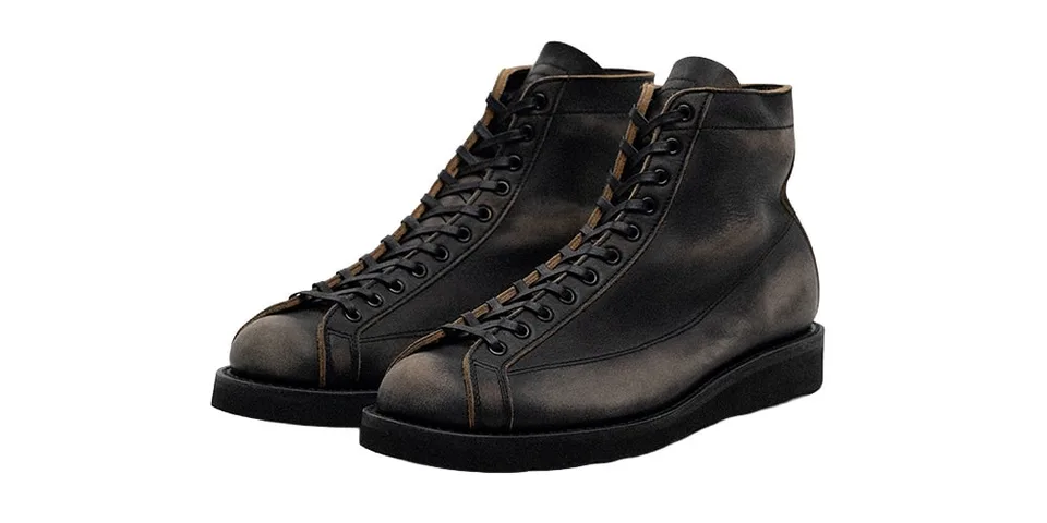 Paire de bottes noires en cuir design moderne