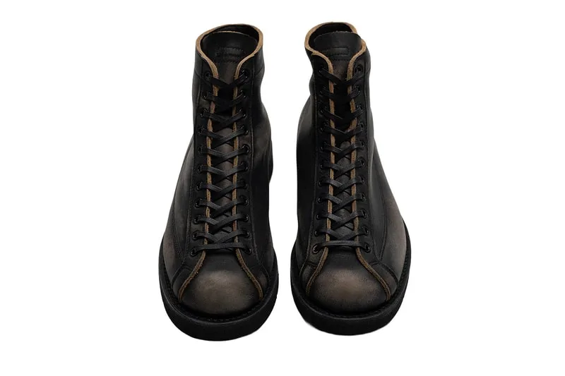 Paire de bottes montantes grises avec lacets noirs