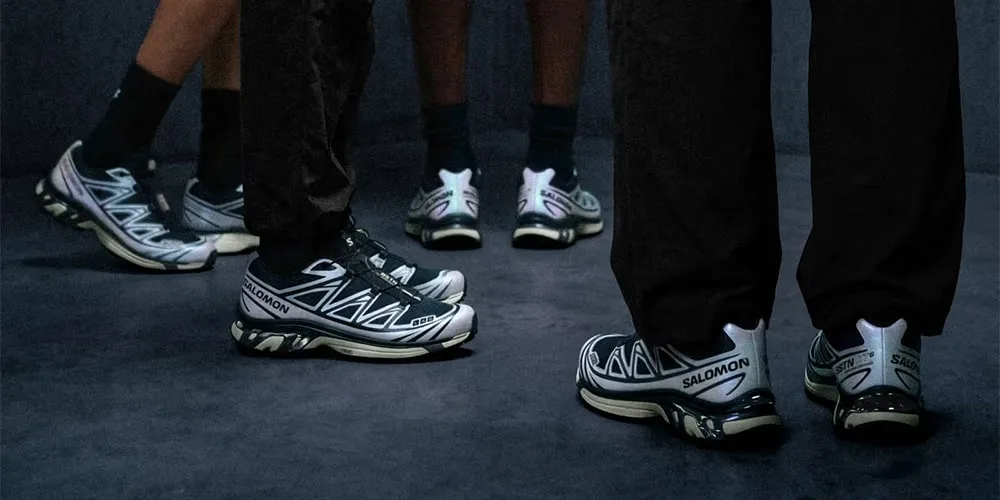 Groupe de personnes portant des baskets Salomon noires et blanches.