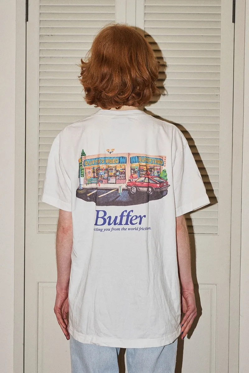 Personne portant un t-shirt blanc avec illustration colorée à l'arrière.