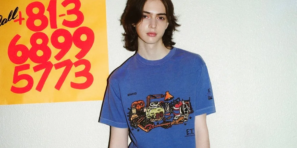 Jeune homme portant un t-shirt bleu, fond avec chiffre rouge.