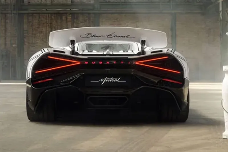 bugatti-w16-mistral-blanc-eternel-lhypercar-en-porcelaine/carousel-7.jpg
