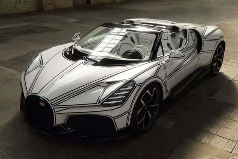 Voiture de sport décapotable avec motif noir et blanc.