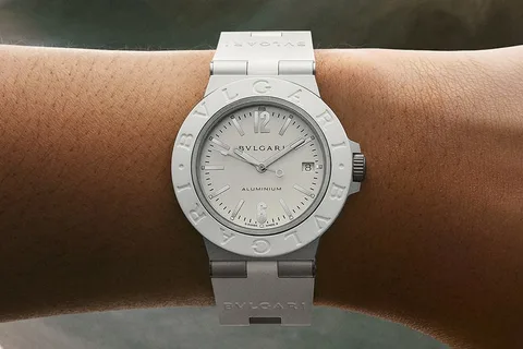 Montre BVLGARI en aluminium sur poignet, cadran blanc, date à 3 heures.