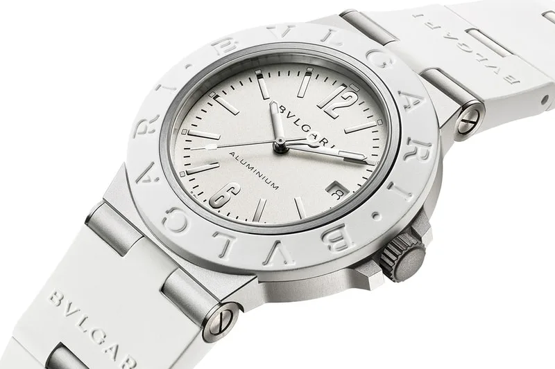 Montre Bulgari blanche avec cadran rond et bracelet.