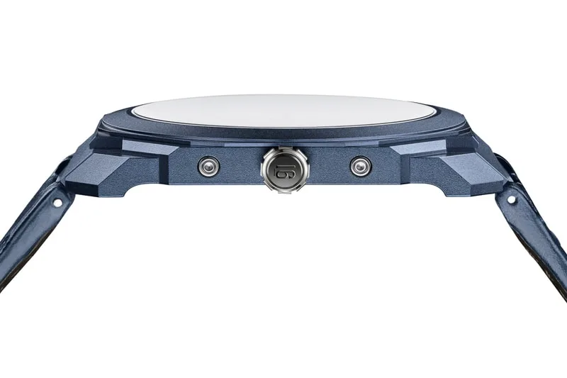 Vue latérale de la montre bleue avec boutons et couronne argentée
