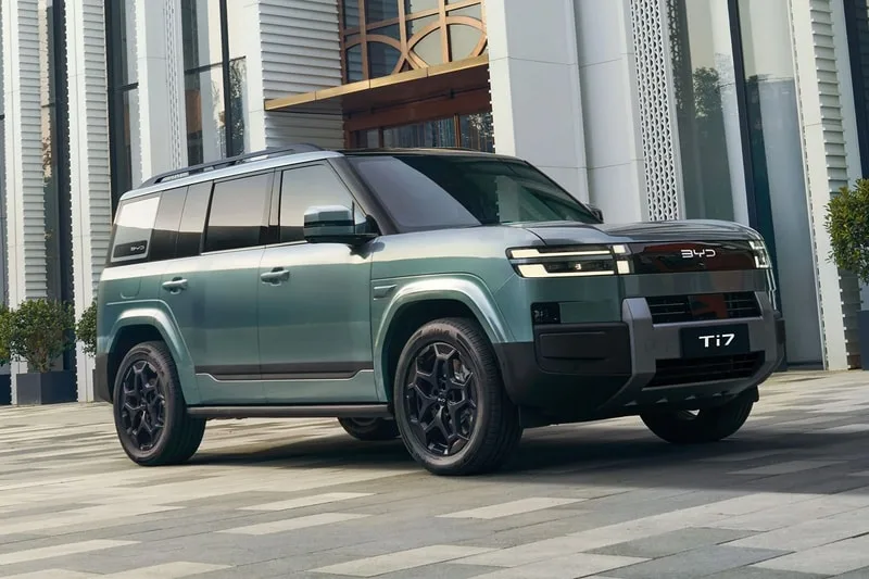 SUV moderne et élégant garé devant un bâtiment moderne.