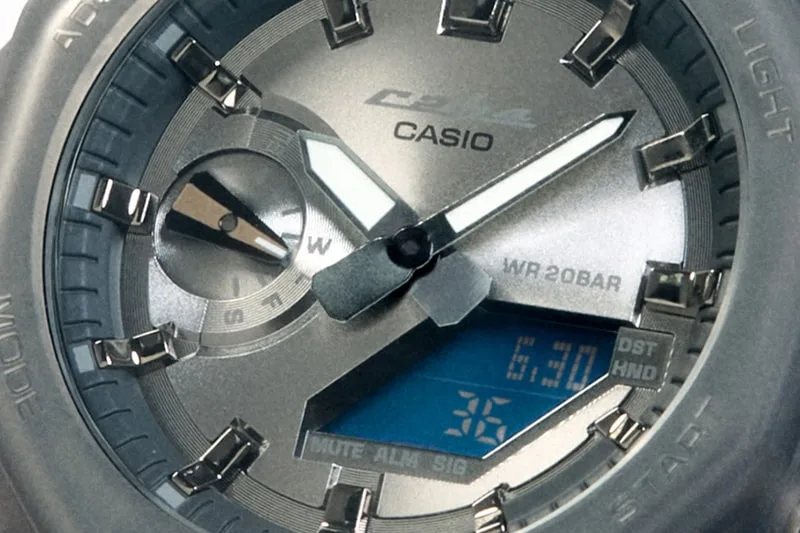 Vue rapprochée d'une montre numérique Casio avec cadran détaillé.