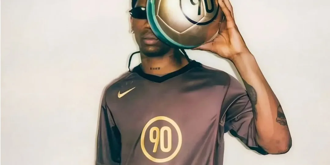 Personne avec un ballon devant le visage, portant un maillot Nike.