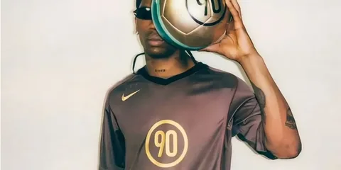 Personne avec un ballon devant le visage, portant un maillot Nike.