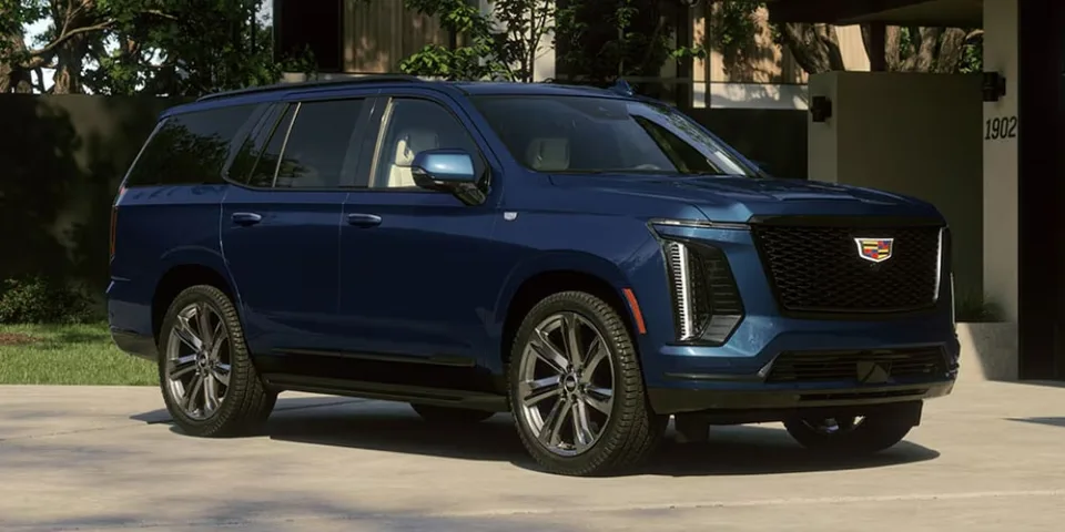 SUV bleu foncé stationné devant une maison moderne