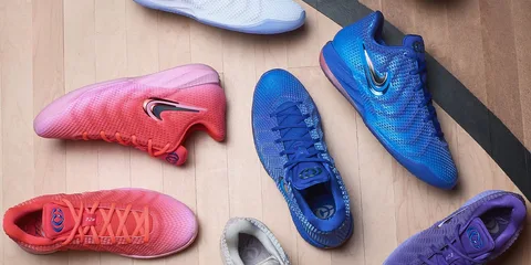Chaussures de sport colorées posées sur un sol en bois.