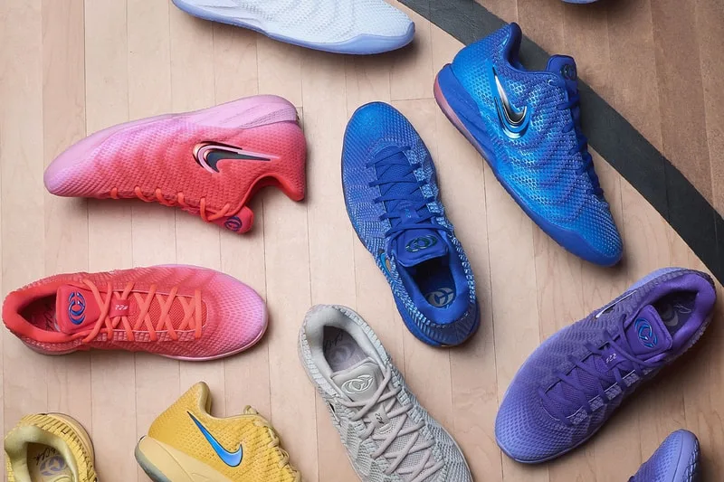 Diverses baskets colorées sur un parquet en bois.