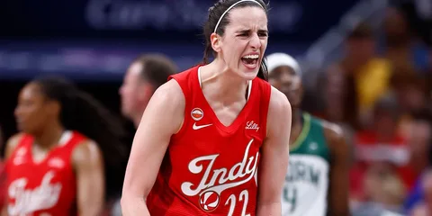 Joueuse de basket en tenue rouge avec le mot 'Indy'.