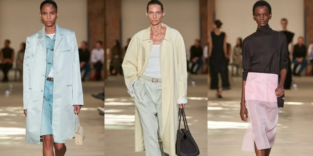 Défilé de mode avec trois mannequins en vêtements élégants et colorés.