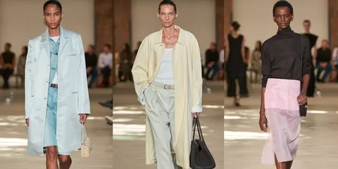 Défilé de mode avec trois mannequins en vêtements élégants et colorés.