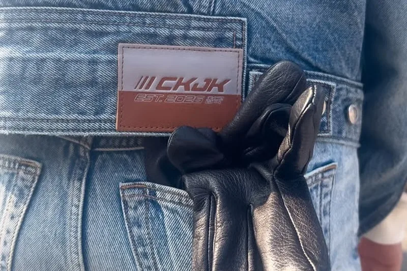 Gant en cuir et étiquette de jean avec logo CKJK.