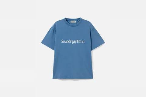 T-shirt bleu avec texte 'Sounds gay I'm in' en blanc