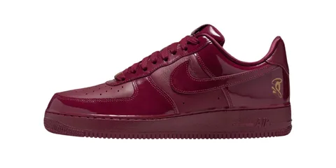 Chaussure de sport bordeaux brillante avec logo Swoosh.