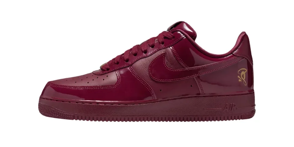 Chaussure de sport bordeaux brillante avec logo Swoosh.
