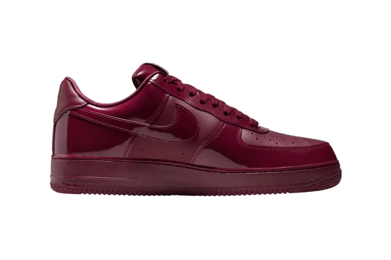 Basket rouge foncé avec un design sportif.