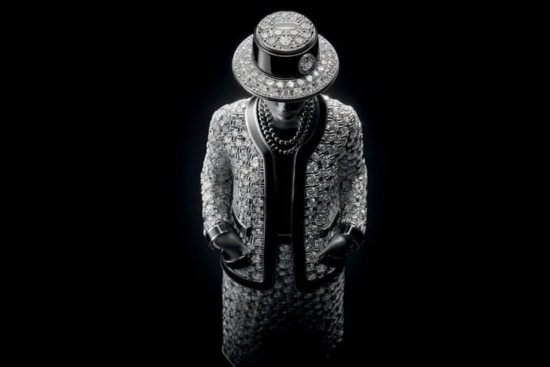 Silhouette sombre d'une figure élégante avec chapeau et vêtement richement orné.