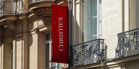 Enseigne rouge de Christie's sur un bâtiment élégant