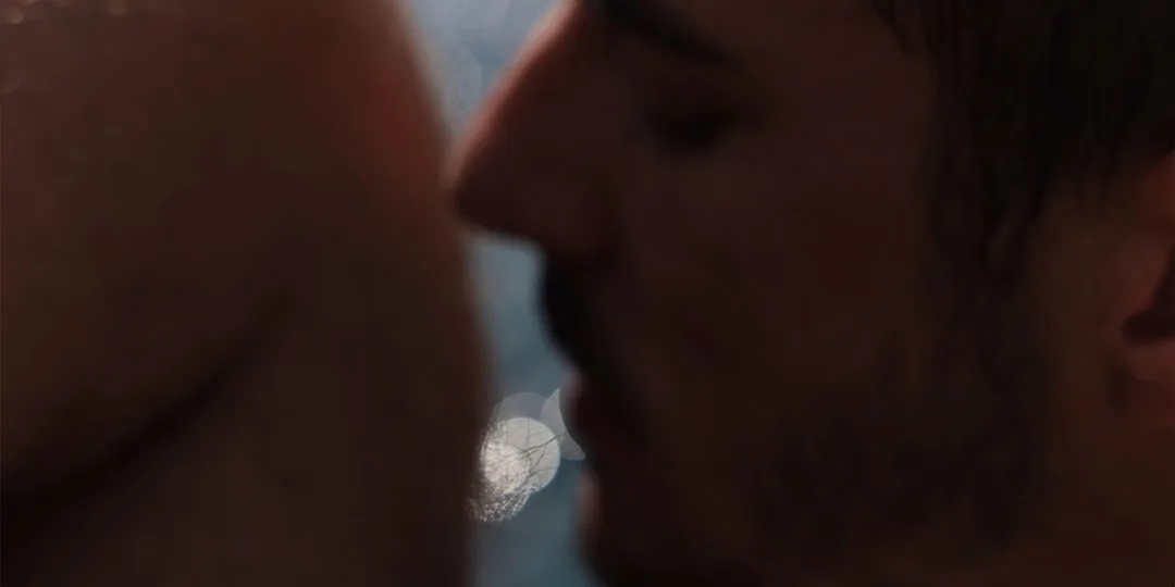 Gros plan de deux personnes proches avec un flou artistique.