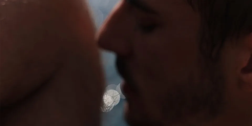 Gros plan de deux personnes proches avec un flou artistique.