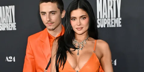 Un homme et une femme en tenues oranges à un événement.