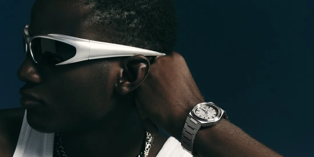 Personne avec lunettes de soleil et montre stylée, fond bleu foncé.