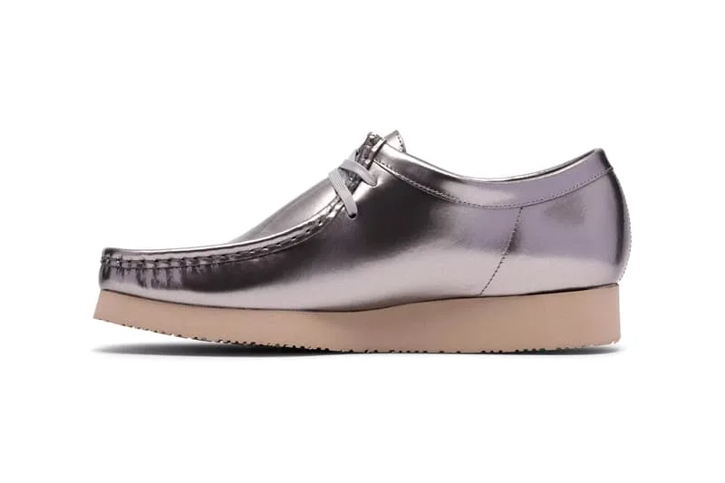 Chaussure élégante en cuir métallique argenté, semelle beige.