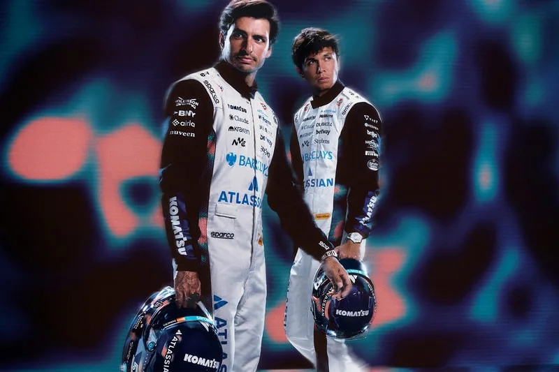 Deux pilotes en combinaison de course avec des casques.
